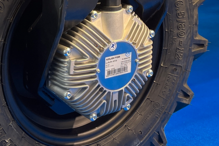 Kolektorjev motor vgrajen v robota Tripard 500, zasnovan za popolnoma avtomatizirano ocenjevanje rastlin in nadzor kakovosti pridelkov.