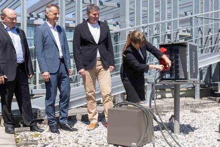 Zagon FRIDE - dr. Tomaž Boh, Direktorat za znanost in inovacije MIZM, prof. dr. Gregor Dolinar, prorektor UL, mag. Valter Leban, predsednik uprave skupine Kolektor, izr. prof. dr. Mojca Ciglarič, dekanja FRI UL (foto: FRI UL)